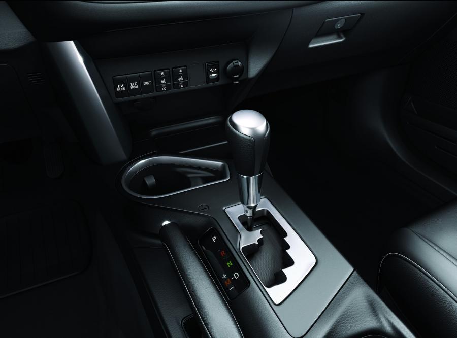 Детали интерьера Toyota RAV4 Hybrid 2015 года  (WW) (фото 31 из 38)